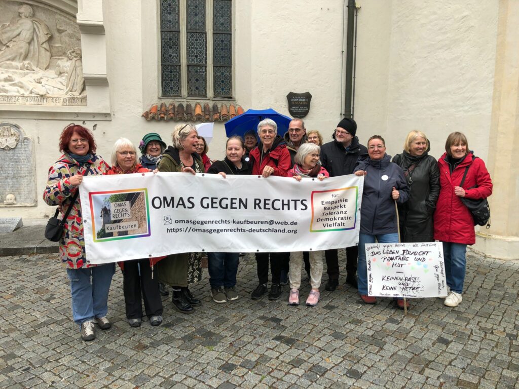 Omas mit Banner