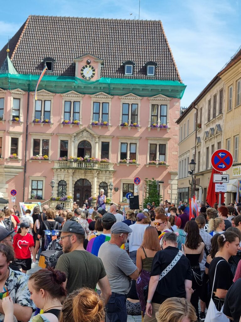 Kundgebung vor Rathaus